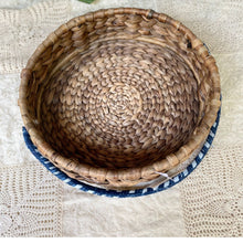 Load image into Gallery viewer, Shaded Straw Round Pick Up Basket