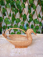 Charger l'image dans la galerie, Canard en osier Maga avec poignée