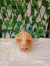 Charger l'image dans la galerie, Canard en osier Maga avec couvercle