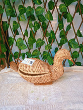Charger l'image dans la galerie, Canard en osier Maga avec couvercle