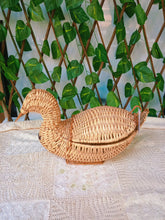 Charger l'image dans la galerie, Canard en osier Maga avec couvercle