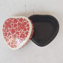 Load image into Gallery viewer, Saanjh Paper Mache Soap Box - Heart Shape