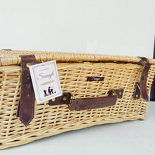 Charger l'image dans la galerie, Saanjh Maga Cane Wicker Suticase With Lid and Belt