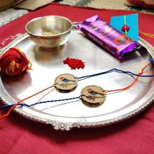 Charger l'image dans la galerie, Rakhi peint à la main en bois de teck Saanjh - Pour enfants, lot de 1