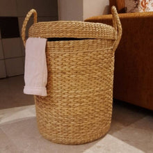 Charger l'image dans la galerie, Sac de rangement à linge de style campagnard en paille Saanjh Kauna (grand)