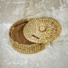 Charger l'image dans la galerie, Panier Roti tissé à la main en paille Saanjh Kauna avec couvercle