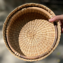 Charger l'image dans la galerie, Panier Roti tissé à la main en paille Saanjh Kauna avec couvercle