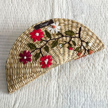 Charger l'image dans la galerie, Pochette tissée à la main en paille Saanjh Kauna | Brodé à la main | Exclusivité Saanjh