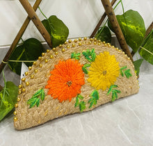 Charger l&#39;image dans la galerie, Wicker Straw Handwoven Clutch | Hand-embroidered | Saanjh Exclusive (BIG)
