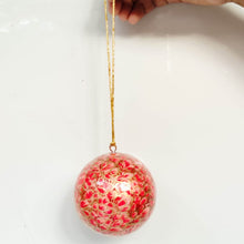 画像をギャラリービューアに読み込む, Saanjh Paper Mache Christmas Bubble - Red - 9&quot;
