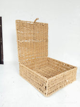 Lade das Bild in den Galerie-Viewer, Iron Frame Brown Raffia Basket
