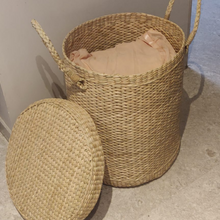 Charger l'image dans la galerie, Sac de rangement à linge de style campagnard en paille Saanjh Kauna (grand)
