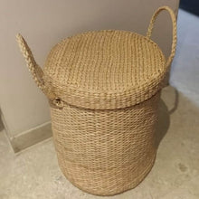 Charger l'image dans la galerie, Sac de rangement à linge de style campagnard en paille Saanjh Kauna (grand)
