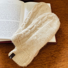 Lade das Bild in den Galerie-Viewer, Handloom Cashmere Booties | Indoor Socks | Handspun &amp; Handknit
