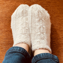 Lade das Bild in den Galerie-Viewer, Handloom Cashmere Booties | Indoor Socks | Handspun &amp; Handknit
