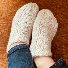 Lade das Bild in den Galerie-Viewer, Handloom Cashmere Booties | Indoor Socks | Handspun &amp; Handknit
