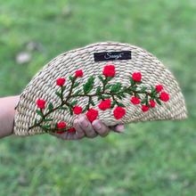 Charger l'image dans la galerie, Pochette tissée à la main en paille Saanjh Kauna | Brodé à la main | Exclusivité Saanjh
