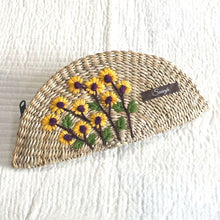 Charger l'image dans la galerie, Pochette tissée à la main en paille Saanjh Kauna | Brodé à la main | Exclusivité Saanjh
