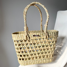 Charger l&#39;image dans la galerie, Rahi Water Reed Straw Market Tote
