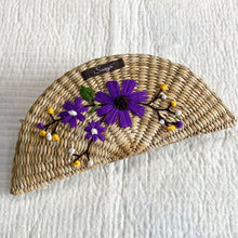 Charger l'image dans la galerie, Pochette tissée à la main en paille Saanjh Kauna | Brodé à la main | Exclusivité Saanjh
