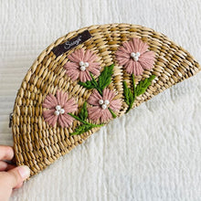 Charger l'image dans la galerie, Pochette tissée à la main en paille Saanjh Kauna | Brodé à la main | Exclusivité Saanjh
