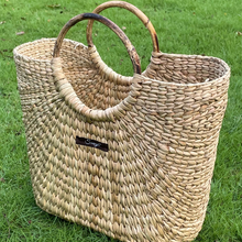 Lade das Bild in den Galerie-Viewer, Kauna Straw Handwoven Modish Beach Bag | Classy Collection
