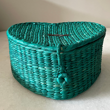 Lade das Bild in den Galerie-Viewer, Kauna Straw Handwoven Heart In A Box - Teal
