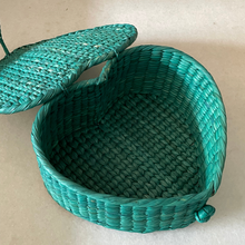 Lade das Bild in den Galerie-Viewer, Kauna Straw Handwoven Heart In A Box - Teal
